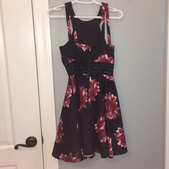 🌸FLORAL DRESS🌸 - Picture 3 of 4